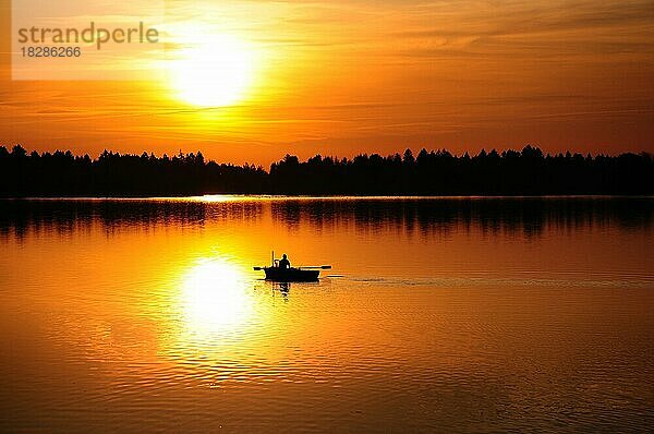 Angler im Gegenlicht  Mandichosee  bei Augsburg  Schwaben  Bayern  Deutschland  Europa