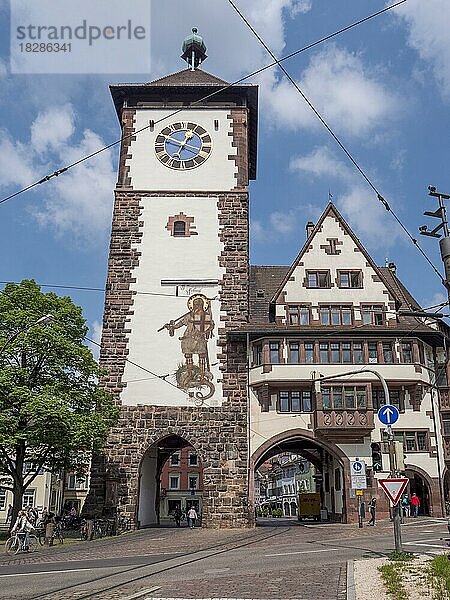 Schwabentor  Stadttor der mittelalterlichen Stadtbefestigung in der Altstadt  Freiburg im Breisgau  Schwarzwald  Baden-Württemberg  Deutschland  Europa