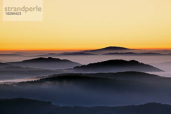 Blick vom Berg Lusen über den nebelverhangenen Bayerischen Wald bei Sonnenaufgang  Nationalpark Bayerischer Wald  Bayern  Deutschland  Europa