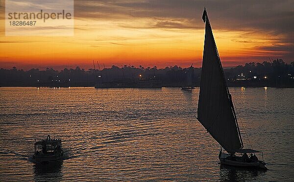 Silhouette von Booten auf dem Nil bei Sonnenuntergang in der Nähe von Luxor  Ägypten  Afrika