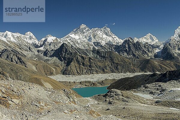 Blick nach Osten von der Trekkingroute zum Renjo La in Khumbu. Drei Achttausender: Mount Everest  Lhotse und Makalu sowie andere Gipfel  darunter Khumbutse  Pumori  Nuptse und Kangchungtse  sind sichtbar. Unten befindet sich die Siedlung Gokyo  der Gokyo-See und Ngozumpa  der längste Gletscher des Himalaya. Ein großartiges Bergpanorama. Drei-Pässe-Trek in der Everest-Region. Sagarmatha-Nationalpark  Solukhumbu  Nepal  Asien