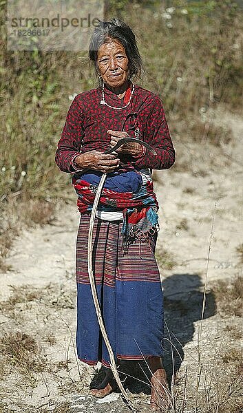 Alte Frau mit Nasenring  Volksgruppe der Tamang  Kafalchur Tal  Nagarkot  Provinz Bagmati  Distrikt Bhaktapur  Nepal  Asien