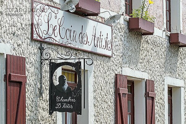 Schild mit der Silhouette des impressionistischen Malers Claude Monet in Le Coin des Artistes  chambre d'hôtes in Giverny  Departement Eure  Normandie  Frankreich  Europa