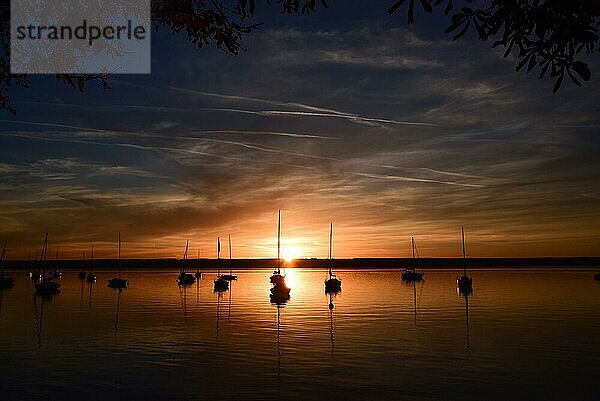 Segelboote im Sonnenuntergang in der Herrschinger Bucht am Ammersee  Bayern  Deutschland  Europa