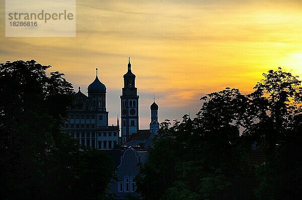 Blick auf das Augsburger Rathaus mit Perlachturm bei Sonnenuntergang  Augsburg  Schwaben  Bayern  Deutschland  Europa