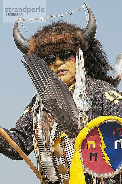 Erwachsener männlicher Tänzer  Ältester  Pow-wow  Blackfoot Crossing Historical Park  Alberta  Kanada  Nordamerika