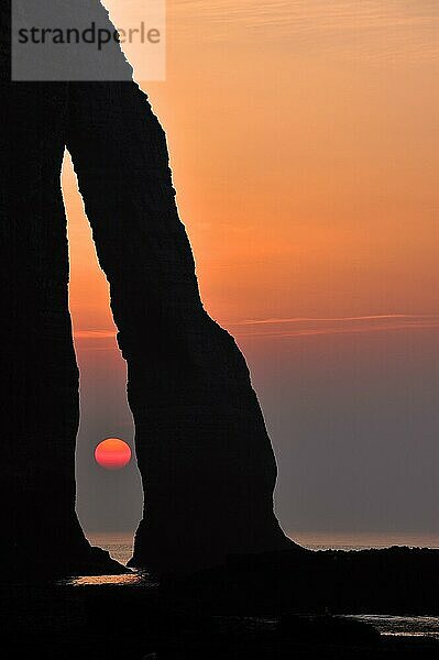 Silhouette der Porte D'Aval  ein natürlicher Bogen in den Kreidefelsen von Etretat bei Sonnenuntergang  Côte d'Albâtre  Haute-Normandie  Frankreich  Europa