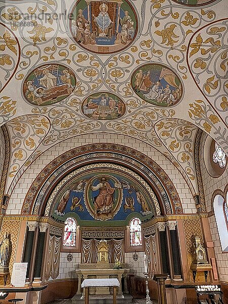 Innenraum neoromanisch-byzantinische St. Leo-Kapelle  Eguisheim  Haut-Rhin  Alsace  Elsass  Frankreich  Europa
