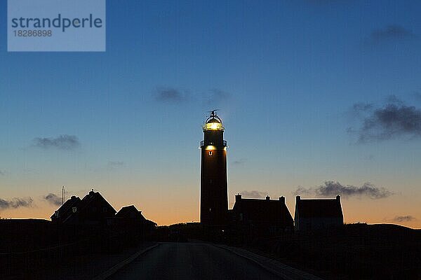 Eierland-Leuchtturm in den Dünen bei Sonnenuntergang an der nördlichsten Spitze der niederländischen Insel Texel  Noord-Holland  die Niederlande