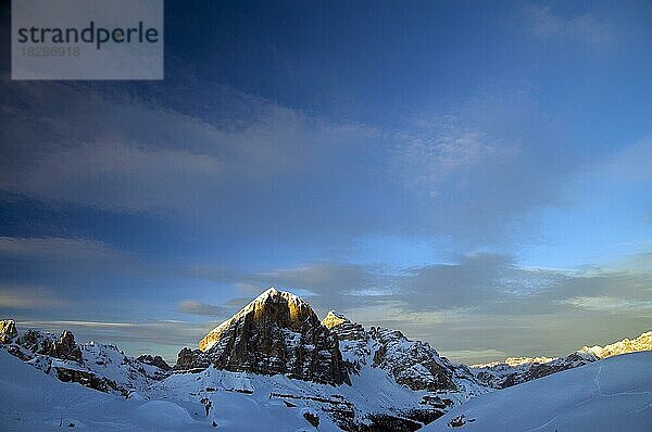 Blick auf das Tofana-Massiv  Dolomiten  bei Cortina dAmpezzo  Südtirol  Italien  Europa