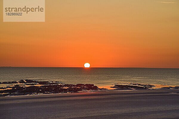 Sonnenuntergang am Meer auf der Halbinsel Cotentin in der Normandie  Frankreich  Europa