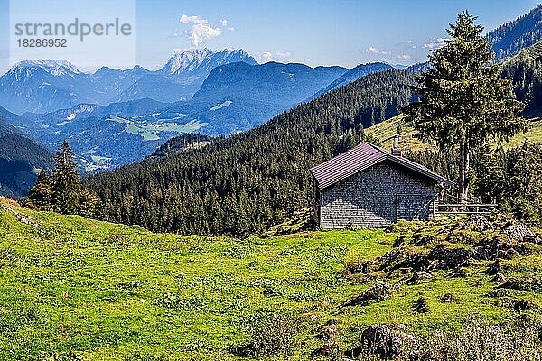 Blick in das Kufsteiner Tal und dem Kaisergebirge  Tirol  Österreich  Europa