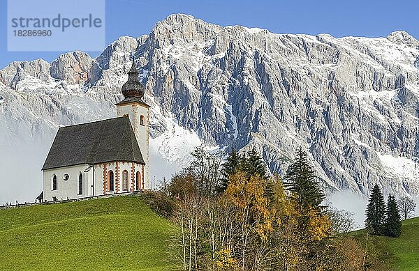 Pfarrkirche in herbstlicher Landschaft mit Hochkönig  Dienten am Hochkönig  Pinzgau  Salzburg