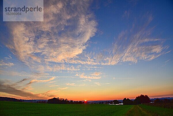 Sonnenuntergang bei Augsburg  Schwaben  Bayern  Deutschland  Europa