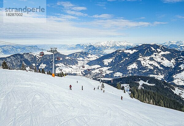 Schatzbergbahn und Skipiste mit Blick auf die Wildschönau  hinten der Wilder Kaiser  Tirol  Österreich  Europa