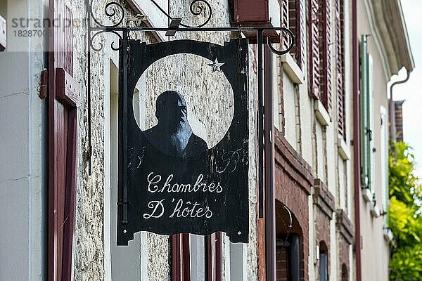 Schild mit der Silhouette des impressionistischen Malers Claude Monet in Le Coin des Artistes  chambre d'hôtes in Giverny  Departement Eure  Normandie  Frankreich  Europa