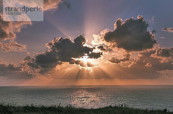 Sonnenuntergang an der Küste des Ärmelkanals bei Etretat  Normandie  Frankreich  Europa