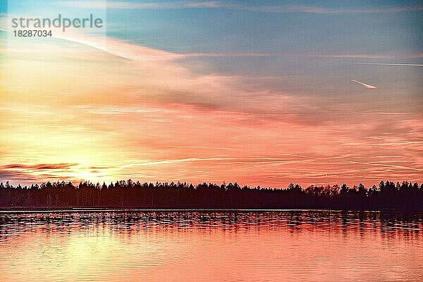 Sonnenuntergang im Winter an der Lechstaustufe 23 bei Mering  Schwaben  Bayern  Deutschland  Europa