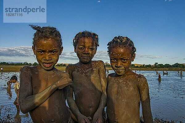 Younbg schmutzige Kinder  Ankarana Special Reserve  Madagaskar  Afrika