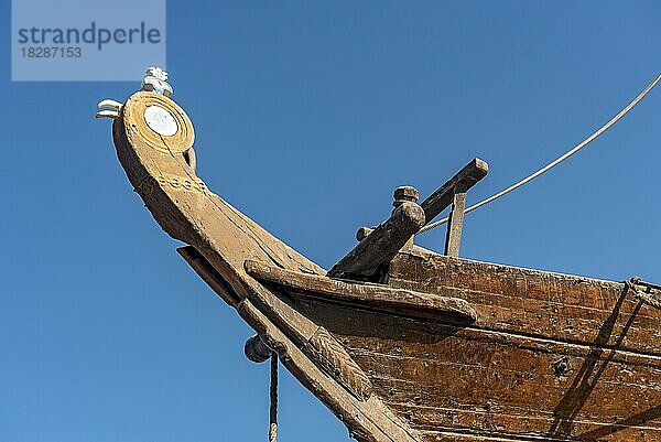 Nahaufnahme des Bugs  Fatah Al-Khair  traditionelles omanisches Dhau-Schiff  Sur Maritime Museum  Oman  Asien