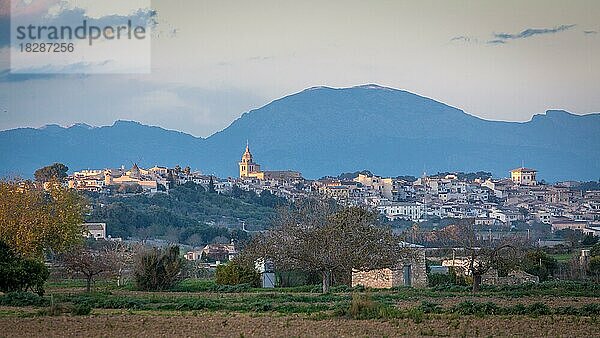 Blick auf Dorf Montuiri  hinten Tramuntana-Gebirge  Montuiri  Mallorca  Spanien  Europa