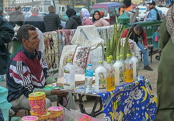 Straßenstand  Aloe Vera  Kokosöl  Öle  Khan el-Khalili Basar  Altstadt  Kairo  Ägypten  Afrika