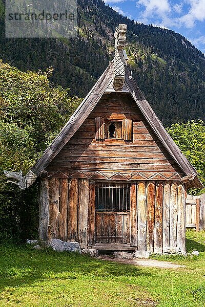 Hütte aus Holz  Wikinger Dorf Flake  Walchensee  Bayern  Deutschland  Europa