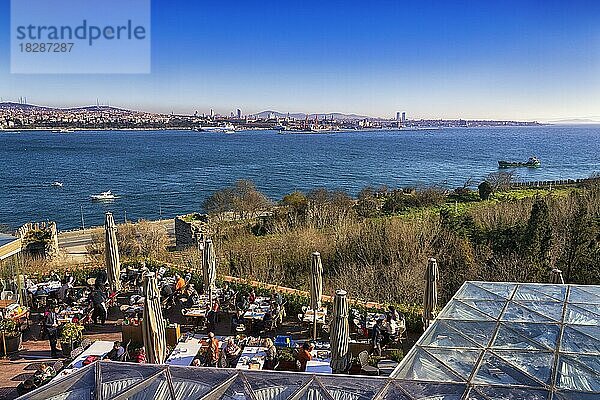 Restaurant-Terrasse am Topkapi-Palast mit Aussicht auf den Bosporus im Winter  Panoramablick  Istanbul  Türkei  Asien