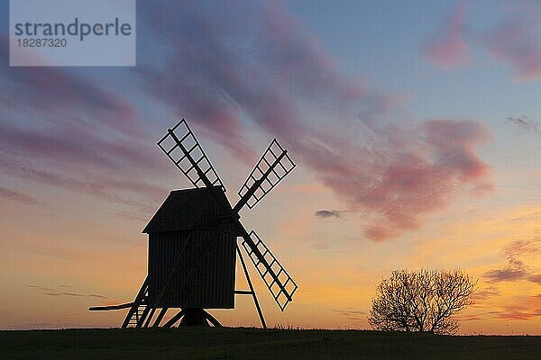 Traditionelle Windmühle in Resmo im Schatten des Sonnenuntergangs auf der Insel Öland  Schweden  Europa