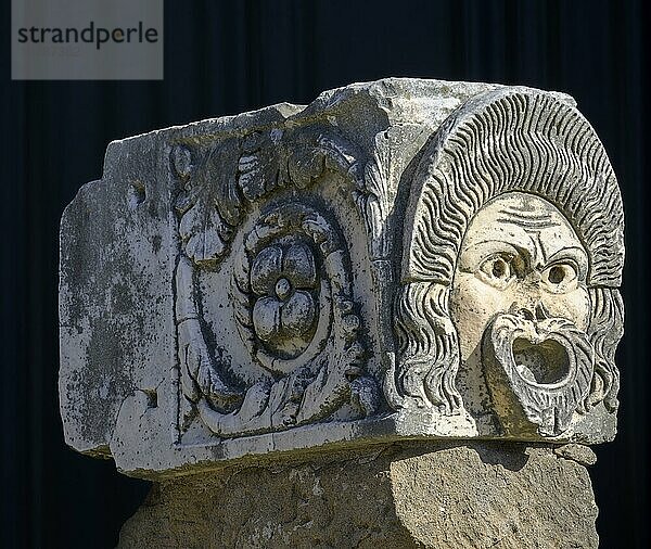 Steinerne Masken beim Theater  Ostia Antica  Rom  Italien  Europa