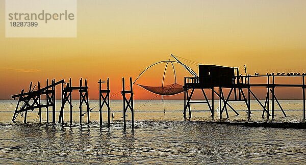 Traditionelle Carrelet-Fischerhütte mit Stellnetz am Strand bei Sonnenuntergang  Loire-Atlantique  Frankreich  Europa