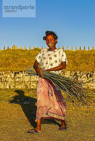 Freundliche junge Frau mit Rot in den Händen  Manakara an der Ostküste von Madagaskar