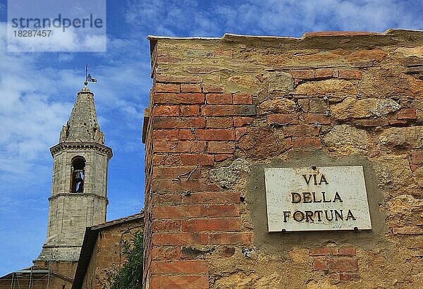 Italien  in der Altstadt von Pienza  Name der Gasse  Via della Fortuna und der Kirchturm der Kathedrale  Toskana  Italien  Europa