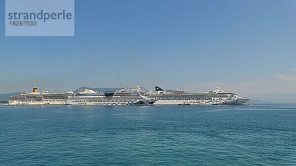 Drei riesige Kreuzfahrtschiffe nebeneinander  blauer fast wolkenloser Himmel  blaues ruhiges Meer  Korfu-Stadt  Insel Korfu  Ionische Inseln  Griechenland  Europa