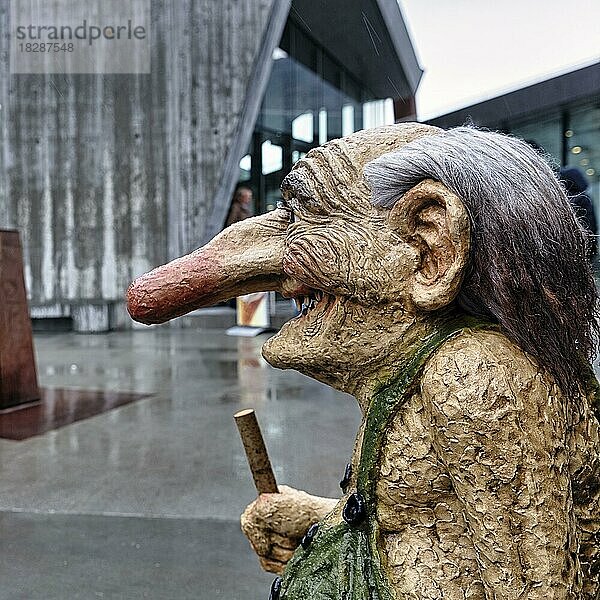 Troll mit langer Nase lacht  Skulptur steht im Regen  Besucherzentrum am Trollstigen  Norwegen  Europa