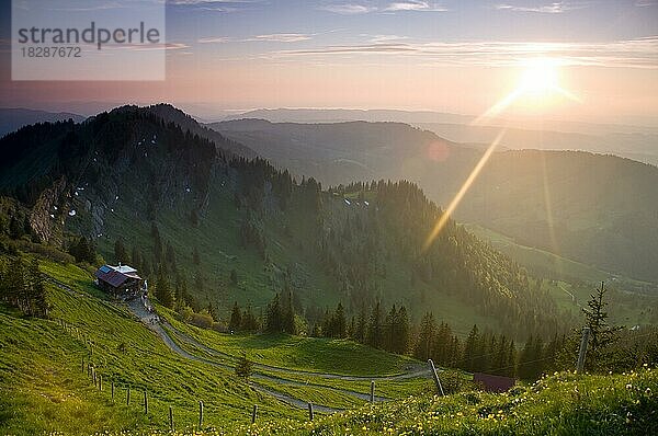 Blick vom Hochgrat bei Oberstaufen  Staufner Haus am Hochgrat  Oberallgäu  Deutschland  Europa