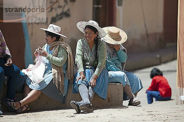 Bolivianische Frauen mit traditionellem Sombrero  Potosi  Departamento Potosí  Provinz Provinz Nor Lípez  Bolivien  Südamerika