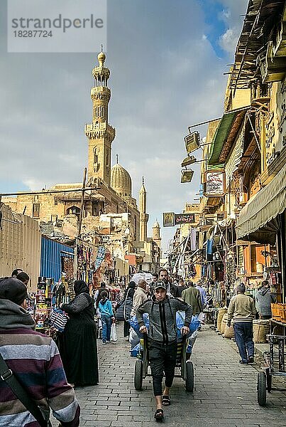 Moschee  Minarette  Menschen  Handkarre  Khan el-Khalili Basar  Altstadt  Kairo  Ägypten  Afrika