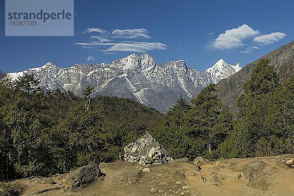Blick talabwärts von Deboche in der Khumbu-Region. Ein Teil des Klosters Tengboche ist auf der linken Seite auf dem Bergrücken zu sehen. Der steile Hang des Kongde schließt den Blick mit seiner scharfen Kante und einer Reihe von Gipfeln des Rolwaling Himal an seinem höchsten Punkt ab. Everest-Basislager-Trekkingroute  Everest-Region  Sagarmatha-Nationalpark. Ein Bergpanorama der Khumbu-Region. Solukhumbu  Nepal  Asien