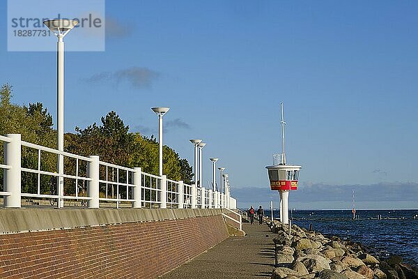 Strandpromenade mit Turm der DLRG Wasserrettung  Travemünde  Lübeck  Ostsee  Schleswig-Holstein  Deutschland  Europa