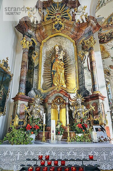 Seitenaltar mit Opferkerzen  Kirche St. Peter und Paul  Bad Petersthal  Allgäu  Bayern  Deutschland  Europa