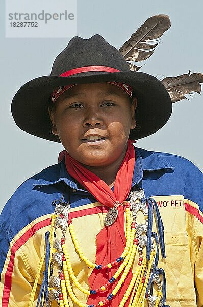 Junge in traditionellem Ornat  Pow-wow  Blackfoot Crossing  Alberta  Kanada  Nordamerika