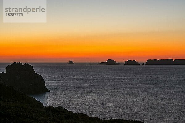 Steilküste an der Pointe de Pen-Hir und Les Tas de Pois im Sonnenuntergang auf der Halbinsel Crozon  Finistère  Bretagne  Frankreich  Europa