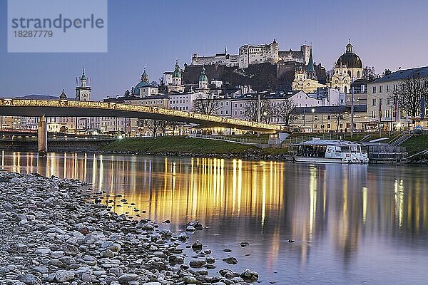 Adventstimmung in der Stadt Salzburg  Salzach mit Steg und Altstadt  blaue Stunde  Salzburg  Österreich  Europa