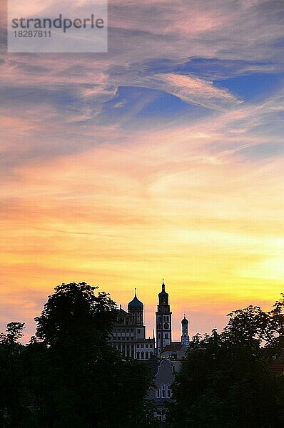 Blick auf das Augsburger Rathaus mit Perlachturm bei Sonnenuntergang  Augsburg  Schwaben  Bayern  Deutschland  Europa