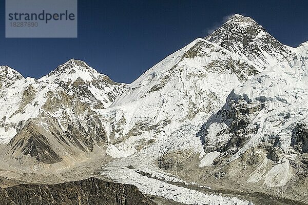Klassischer Blick auf den Mount Everest  auch Chomolungma oder Sagarmatha genannt  vom Kala Patthar Trekking Gipfel. Man sieht den Gipfel des Everest  den Südgipfel  den Südsattel  die Westschulter  den Lho-La-Pass  den Changtse und den Nordsattel  darunter den Khumbu-Gletscher mit seinem berühmten Khumbu-Eisfall und das Everest-Basislager. Die Hänge auf der rechten Seite gehören zum Nuptse. Everest-Basislager-Trek  Herbstsaison  Khumbu-Region. Sagarmatha-Nationalpark  Himalayagebirge. Solukhumbu  Nepal  Asien