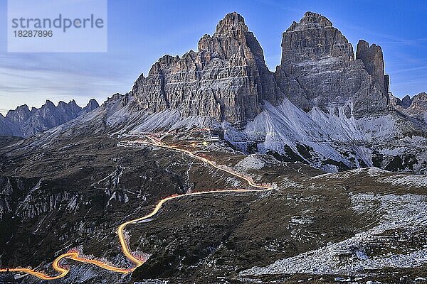 Drei Zinnen Passstraße mit Lichtspuren  Misurina  Italien  Europa