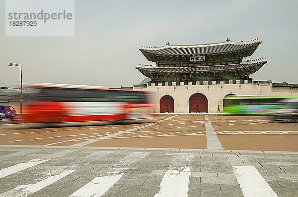 Gwanghwamun  Haupttor  mit Bewegungsunschärfe Verkehr  Gyeongbokgung Palast  Jongno-gu  Seoul  Südkorea  Asien