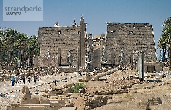 Sphinx-Allee  Pylon mit Figuren Ramses II und Obelisk  altägyptischer Luxor-Tempel  Luxor  Ägypten  Afrika
