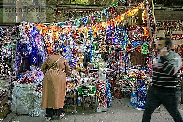 Verkauf Dekomaterial  Lichterketten zum Ramadan  Khan el-Khalili Basar  Altstadt  Kairo  Ägypten  Afrika